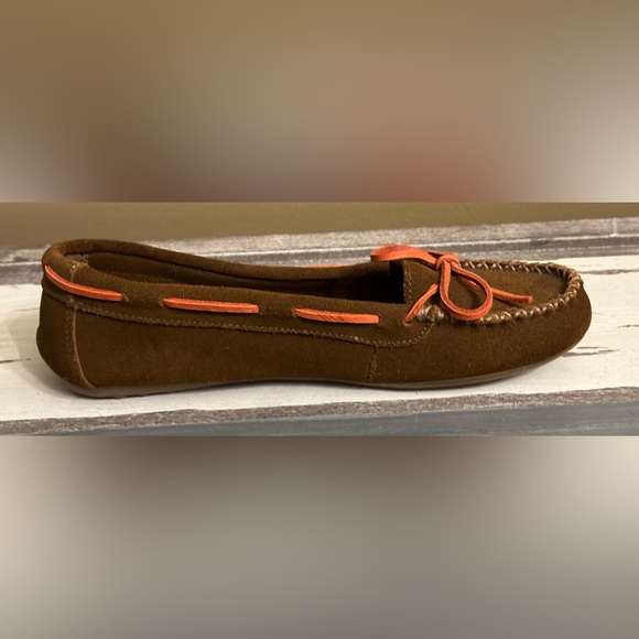 Minnetonka Womens Brown Suede Kilty Hardsole moccasins with Coral Laces - Size 9 - Picture 4 of 8